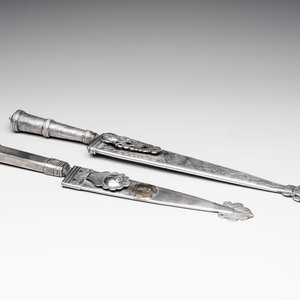 Two Argentinian silver gaucho knives with finely engraved design, 19th C. — 照片 1