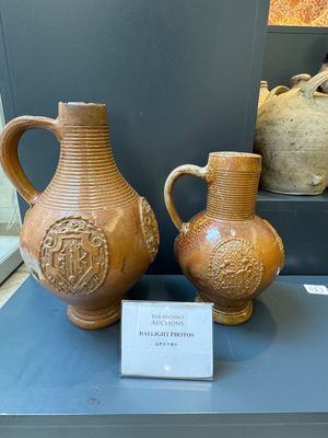 Two armorial stoneware jugs, Raeren, one dated 1586, 16/17th C. — photo 1
