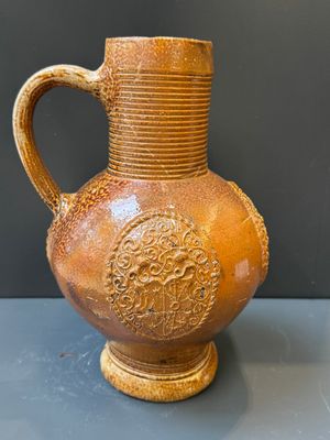 Two armorial stoneware jugs, Raeren, one dated 1586, 16/17th C. — photo 14
