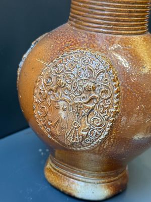 Two armorial stoneware jugs, Raeren, one dated 1586, 16/17th C. — photo 20