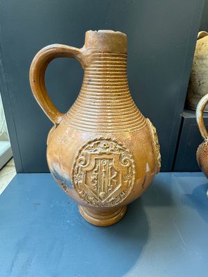 Two armorial stoneware jugs, Raeren, one dated 1586, 16/17th C. — photo 2