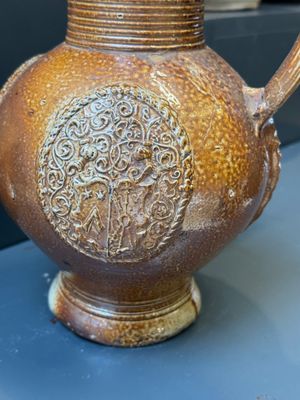 Two armorial stoneware jugs, Raeren, one dated 1586, 16/17th C. — photo 21