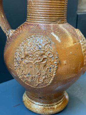 Two armorial stoneware jugs, Raeren, one dated 1586, 16/17th C. — photo 22