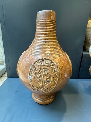 Two armorial stoneware jugs, Raeren, one dated 1586, 16/17th C. — photo 3