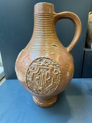 Two armorial stoneware jugs, Raeren, one dated 1586, 16/17th C. — photo 4