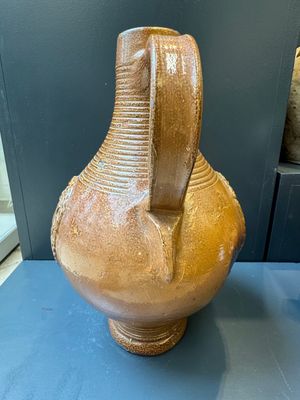 Two armorial stoneware jugs, Raeren, one dated 1586, 16/17th C. — photo 5