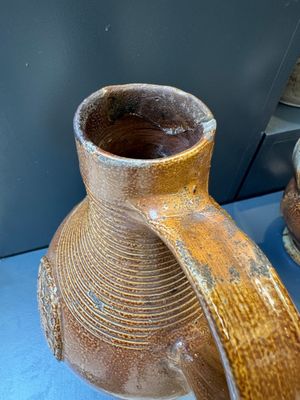 Two armorial stoneware jugs, Raeren, one dated 1586, 16/17th C. — photo 6