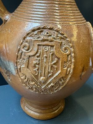 Two armorial stoneware jugs, Raeren, one dated 1586, 16/17th C. — photo 8