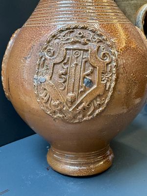 Two armorial stoneware jugs, Raeren, one dated 1586, 16/17th C. — photo 9