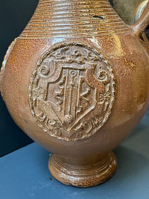 Two armorial stoneware jugs, Raeren, one dated 1586, 16/17th C. — photo 10