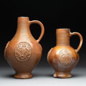 Two armorial stoneware jugs, Raeren, one dated 1586, 16/17th C. — photo 1