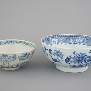 Two blue and white Chinese porcelain bowls, 17/18th C. — 照片 1