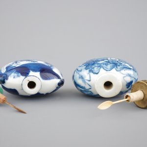 Two blue and white Chinese porcelain snuff bottles, 19/20th C. — photo 5