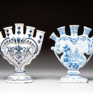 Two blue and white Delftware tulip vases, The Netherlands and France, 18/19th C. — foto 1
