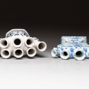 Two blue and white Delftware tulip vases, The Netherlands and France, 18/19th C. — foto 6