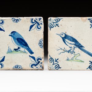 Two blue and white Dutch Delft 'bird on green ground' tiles, 1st half 17th C. — foto 1