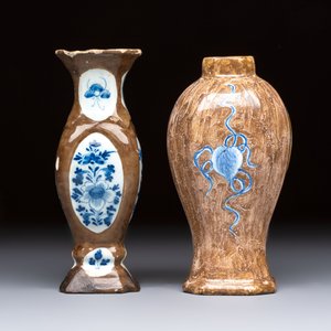 Two blue and white Dutch Delft capucin-brown-ground vases, 18th C. — photo 3