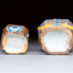 Two blue and white Dutch Delft capucin-brown-ground vases, 18th C. — photo 6