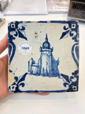 Two blue and white Dutch Delft 'castle' and 'soldier with coloured flame' tiles, 17th C. — foto 1