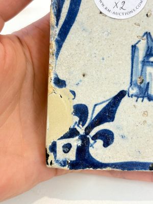Two blue and white Dutch Delft 'castle' and 'soldier with coloured flame' tiles, 17th C. — foto 2