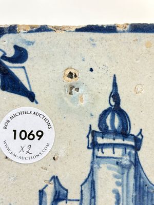 Two blue and white Dutch Delft 'castle' and 'soldier with coloured flame' tiles, 17th C. — foto 3