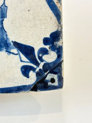 Two blue and white Dutch Delft 'castle' and 'soldier with coloured flame' tiles, 17th C. — foto 4
