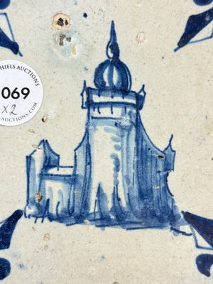 Two blue and white Dutch Delft 'castle' and 'soldier with coloured flame' tiles, 17th C. — foto 5
