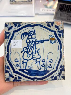 Two blue and white Dutch Delft 'castle' and 'soldier with coloured flame' tiles, 17th C. — foto 7
