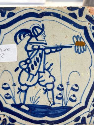 Two blue and white Dutch Delft 'castle' and 'soldier with coloured flame' tiles, 17th C. — foto 8