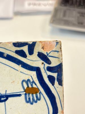 Two blue and white Dutch Delft 'castle' and 'soldier with coloured flame' tiles, 17th C. — foto 9