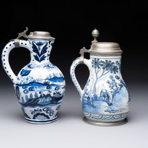 Two blue and white Dutch Delft chinoiserie jugs with pewter lid, 17/19th C. — photo 5