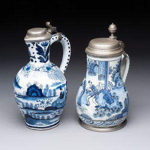Two blue and white Dutch Delft chinoiserie jugs with pewter lid, 17/19th C. — 照片 1