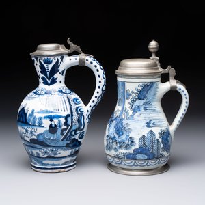 Two blue and white Dutch Delft chinoiserie jugs with pewter lid, 17/19th C. — 照片 3