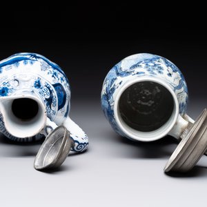 Two blue and white Dutch Delft chinoiserie jugs with pewter lid, 17/19th C. — 照片 7