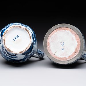 Two blue and white Dutch Delft chinoiserie jugs with pewter lid, 17/19th C. — 照片 8