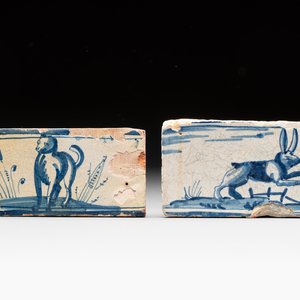 Two blue and white Dutch Delft 'dog' and 'rabbit' border tiles, late 16th C. — foto 1