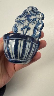 Two blue and white Dutch Delft holy water fonts, 17th C. — photo 10