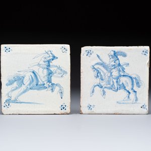 Two blue and white Dutch Delft 'Horsemen' tiles, 17th C. — foto 1