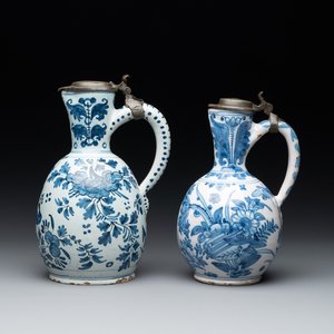 Two blue and white Dutch Delft jugs with pewter lids, 17/18th C. — 照片 1