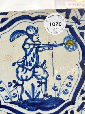 Two blue and white Dutch Delft 'soldier with coloured flame' tiles, 17th C. — photo 2