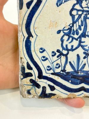 Two blue and white Dutch Delft 'soldier with coloured flame' tiles, 17th C. — photo 3