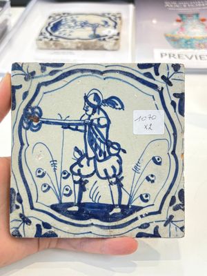 Two blue and white Dutch Delft 'soldier with coloured flame' tiles, 17th C. — photo 5