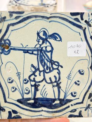 Two blue and white Dutch Delft 'soldier with coloured flame' tiles, 17th C. — photo 6