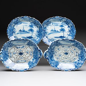 Two blue and white Dutch Delft strawberry strainers on stands, 18th C. — photo 1