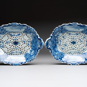 Two blue and white Dutch Delft strawberry strainers on stands, 18th C. — photo 2