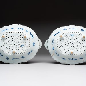 Two blue and white Dutch Delft strawberry strainers on stands, 18th C. — photo 3
