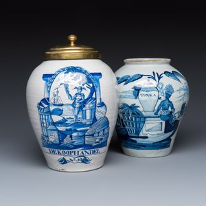 Two blue and white Dutch Delft tobacco jars inscribed 'DE KOOPHANDEL' and 'TONKA' — 照片 1