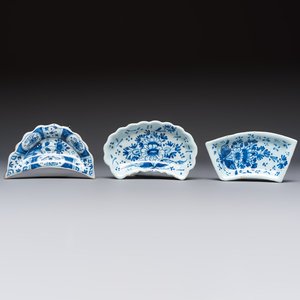 Two blue and white English Delftware condiment plates and a German Nürnberg example, 18th C. — photo 1