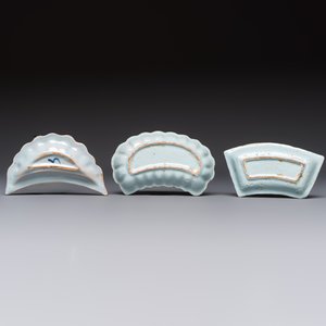 Two blue and white English Delftware condiment plates and a German Nürnberg example, 18th C. — photo 2