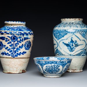 Two blue and white Islamic pottery storage jars and a bowl, Persia, 17/19th C. — 照片 1